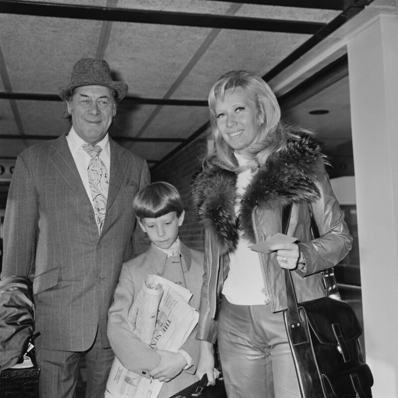 2 октября 1972 года. Британский актер Рекс Харрисон с женой Элизабет и ее сыном Джейми. Фото George Stroud.