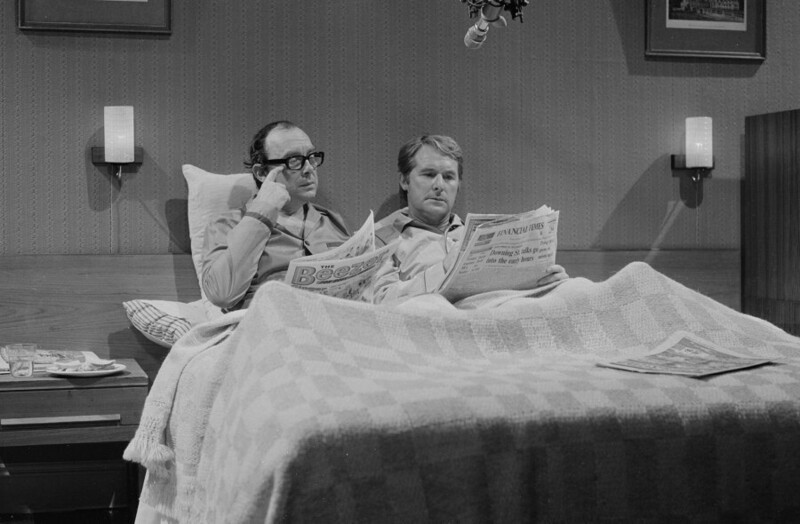 31 октября 1972 года. Актеры Эрик Моркамб и Эрни Уайз на съемках скетча для телешоу BBC «Шоу Моркам и Уайз». Фото Don Smith.