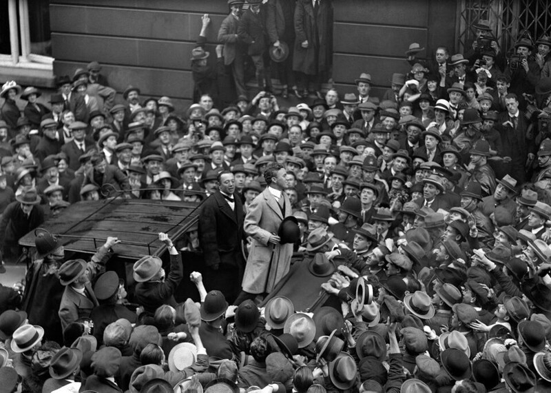 9 сентября 1921 года, Чарли Чаплин посещает Лондон, и его приветствуют тысячи людей