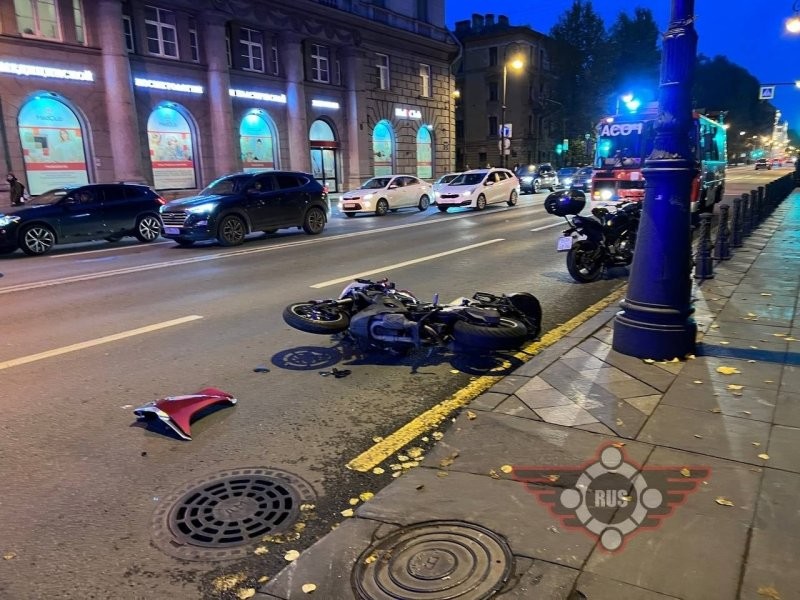 Авария дня. В Петербурге мотоциклист после ДТП вылетел на тротуар и сбил пешеходов