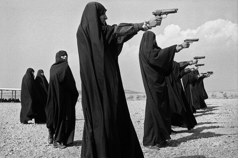 Женщины упражняются в стрельбе на окраине Тегерана, Иран, 1986. Фотограф Жан Гауми