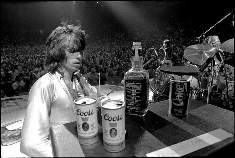  Кит Ричардс на сцене с виски и пивом во время американского турне Rolling Stones, 1972. Фотограф Итан Рассел