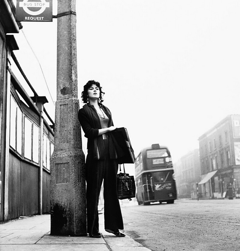 Женщина на автобусной остановке, 1960. Фотограф Эдвард Куинн