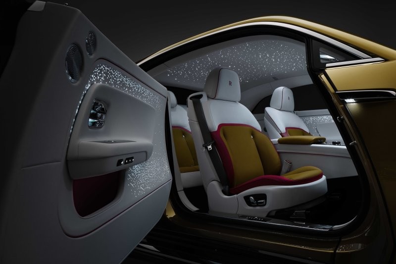 Начало новой эры Rolls-Royce: представлен Spectre — самый роскошный в мире электромобиль