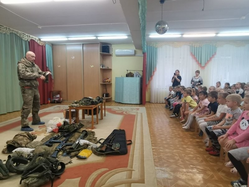 Гранатомёт, автомат, бронежилет: патриотический урок в детском саду Королёва