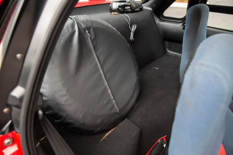 Традиционный для "японцев" "банан" прячется в чехле за креслом водителя