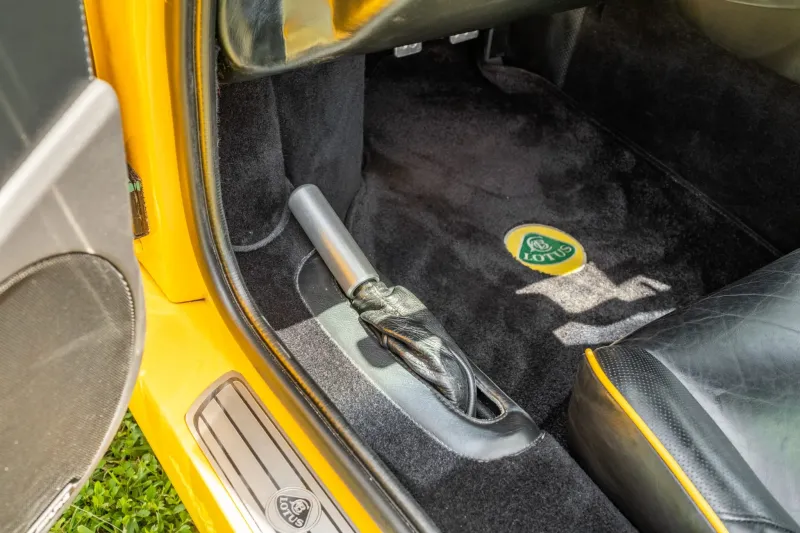 Жёлтый Lotus Esprit V8 Last Edition 2003 года продали за внушительную сумму