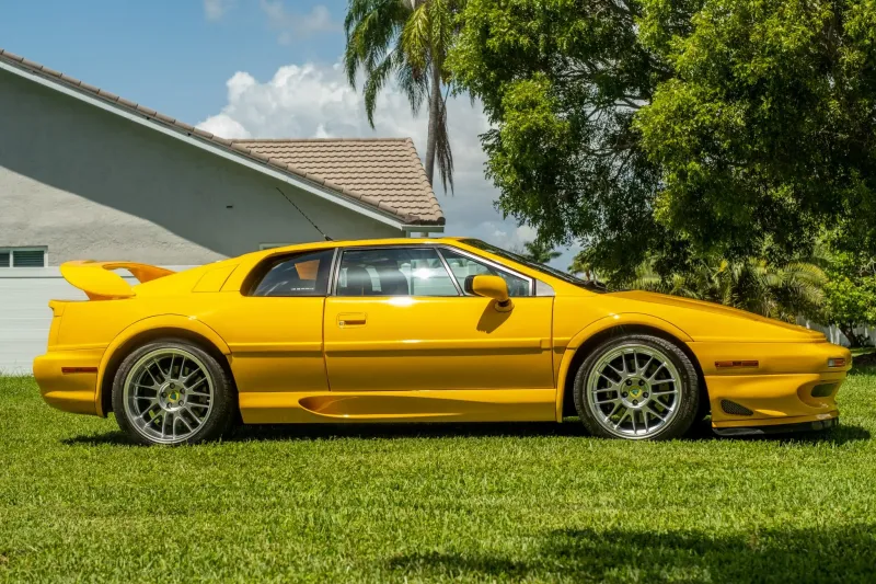 Жёлтый Lotus Esprit V8 Last Edition 2003 года продали за внушительную сумму