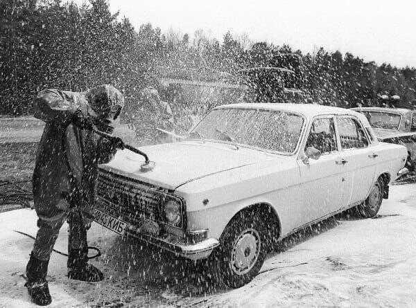 18. Это не романтичный снег в конце зимы, а дезактивация транспорта из радиоактивной зоны Чернобыльской АЭС, 1986 года