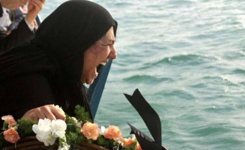 3. Женщина оплакивает трагедию 3 июля 1988 года, когда ВМС США сбили иранский пассажирский самолет с 290 гражданскими лицами, включая 66 детей
