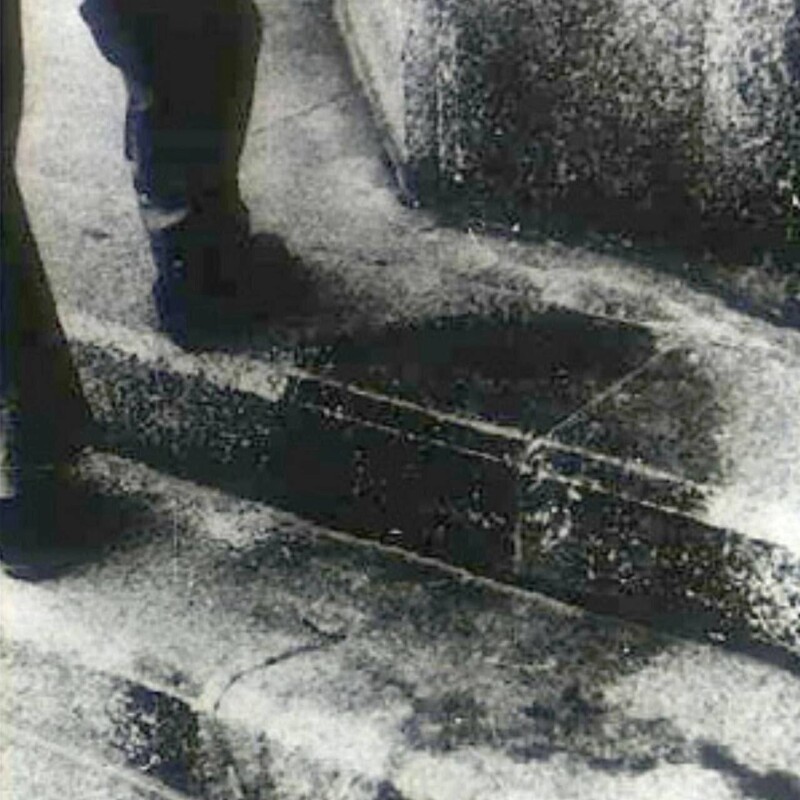 16. На фотографии всё, что осталось от человека, который сидел на ступеньках в 250 метрах от ядерного взрыва, Хиросима, 6 августа 1945 года