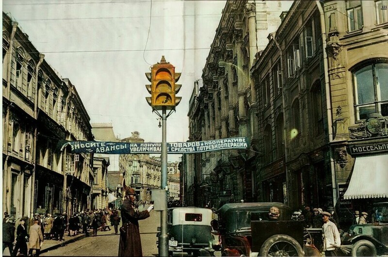 Кузнецкий мост, 1931 год.  Один из первых светофоров.