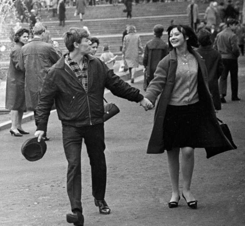 Александр Збруев и Людмила Савельева гуляют в сквере около кинотеатра «Россия», 1966 год