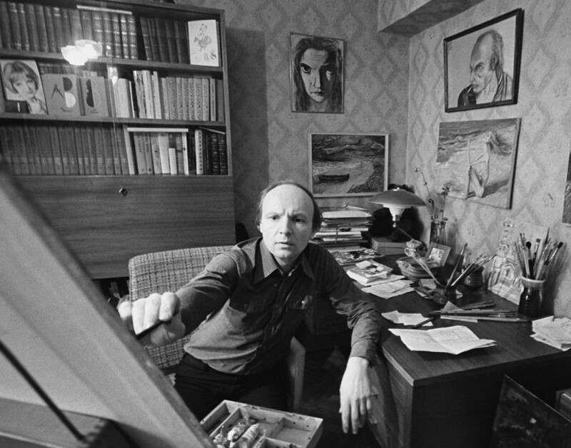 Андрей Мягков дома во время занятий живописью, 1977 год