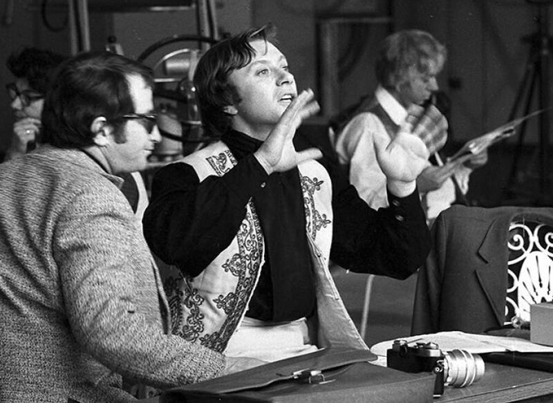 Андрей Миронов во время репетиции телеспектакля «Безумный день, или Женитьба Фигаро» в студии «Останкино», 1973 год