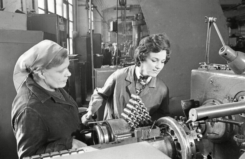 Юлия Борисова на заводе «Динамо», 1960-е годы