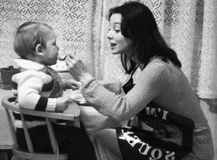 Галина Беляева кормит сына Эмиля, 1982 год
