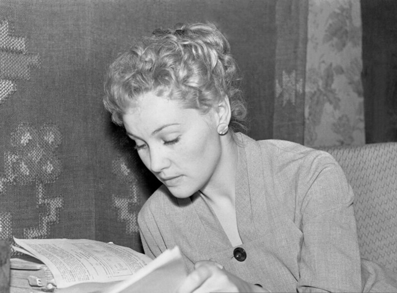 Татьяна Конюхова у себя дома работает над ролью, 1956 год