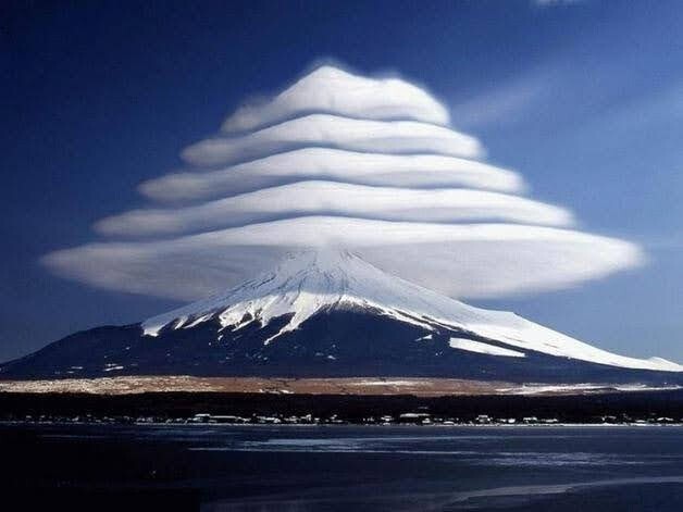 Гигантское линзовидное облако над горой Фудзи