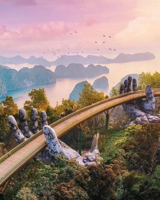 Золотой мост находится во Вьетнаме, рядом с городом Дананг, в горном массиве Ва Ва