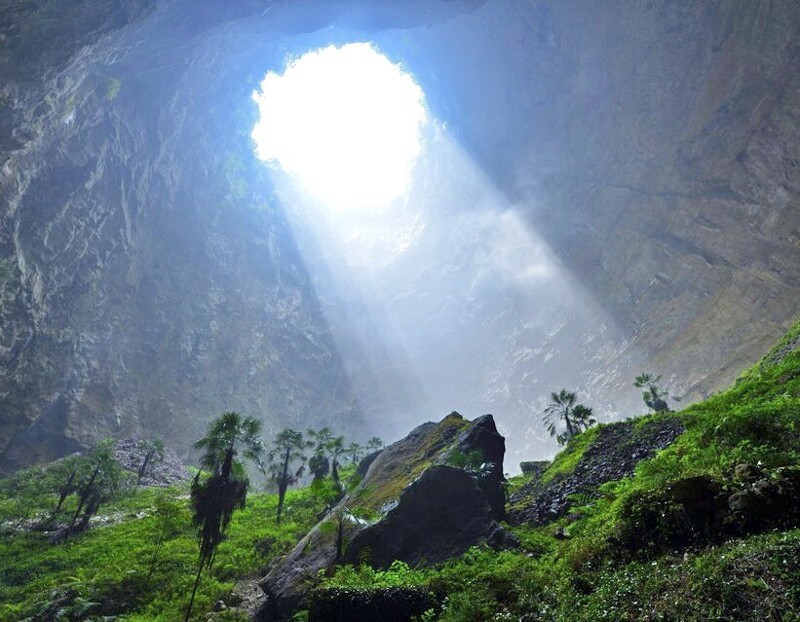 Удивительный подземный пещерный комплекс глубоко в лесах Гуанси, Китай. Его длина составляет 306 метров, а ширина 150 метров. Густая растительность на дне достигает почти человеческого роста и является своего рода оазисом