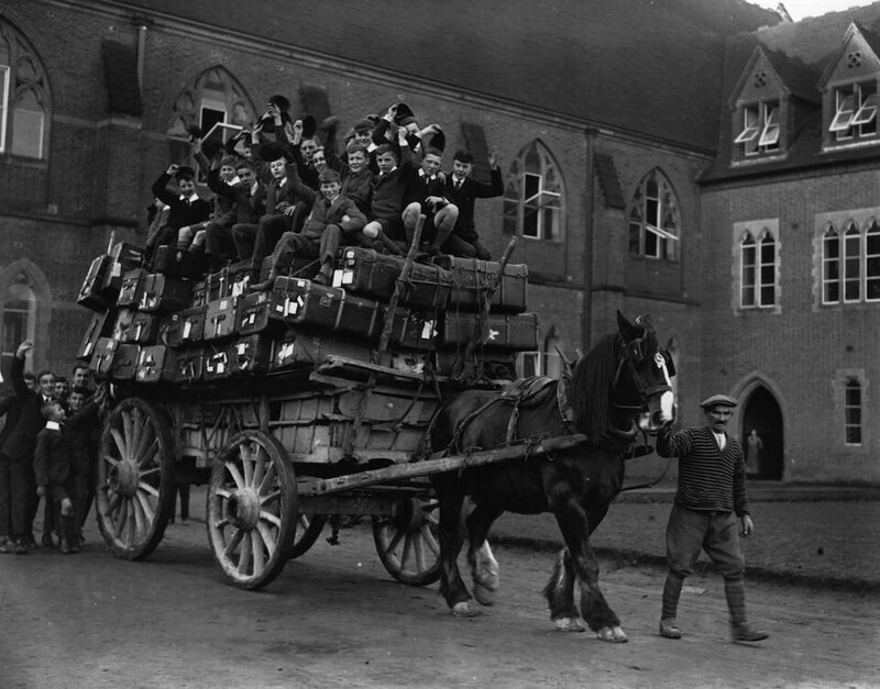 Школьники из колледжа Ардингли, Западный Сассекс, едут домой на Рождество. 1926 год