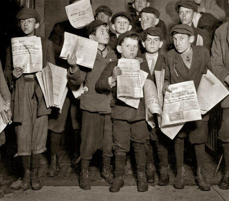 Маленькие продавцы газет задержались до полуночи, когда затонул "Титаник". В газетах печатали списки выживших и погибших, 17 апреля 1912 год