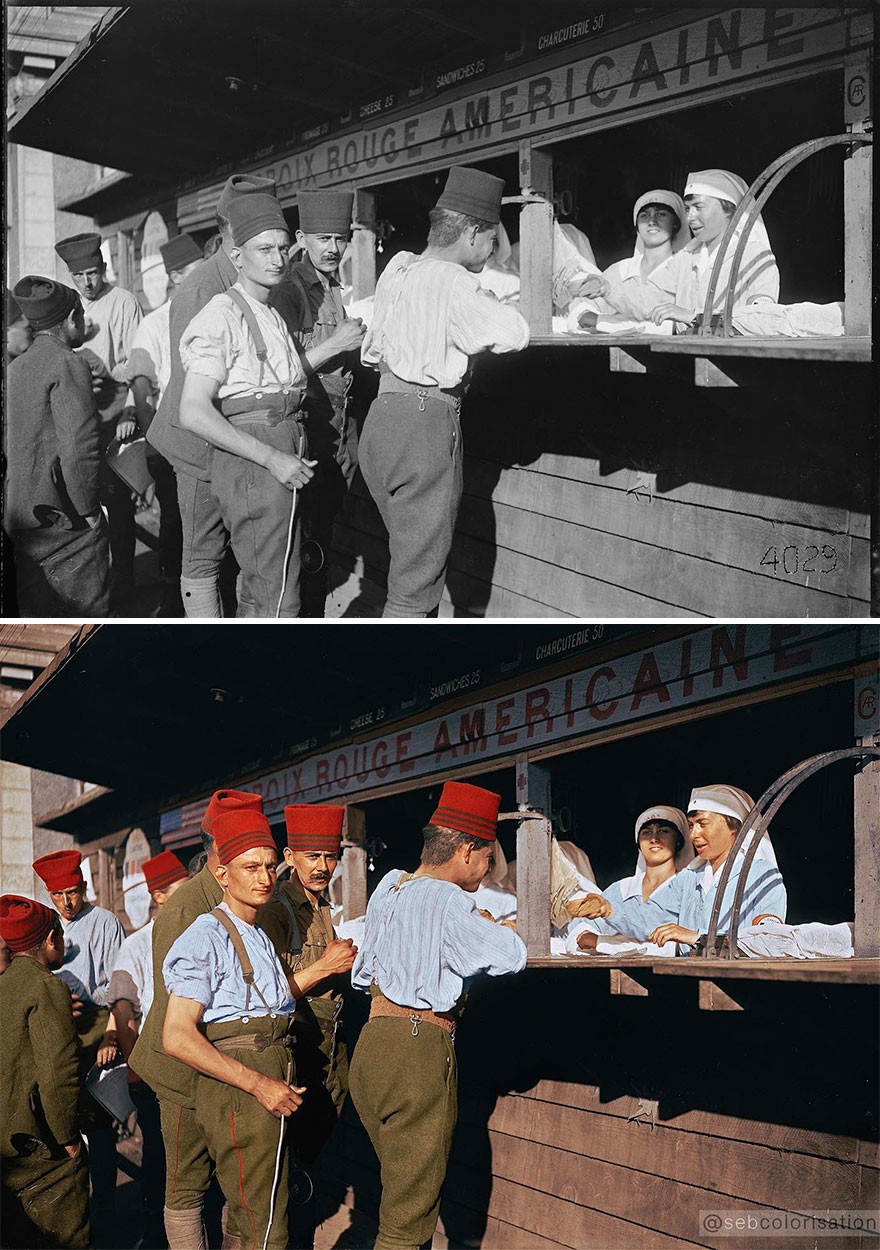 32. Американки раздают алжирским стрелкам бутерброды в военной столовой Американского Красного Креста в Джувиси, 1918 год