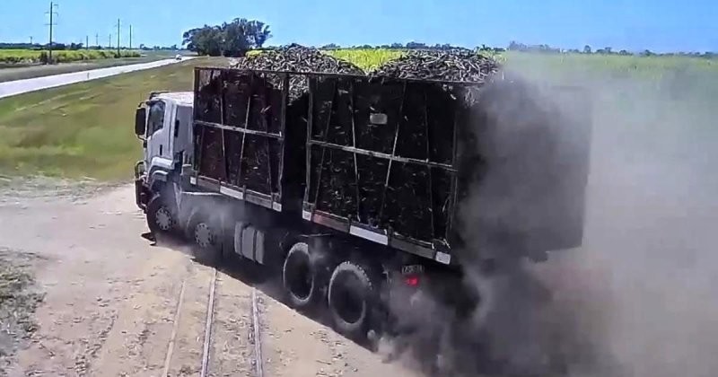 Грузовик столкнулся с поездом на плантации сахарного тростника в Австралии
