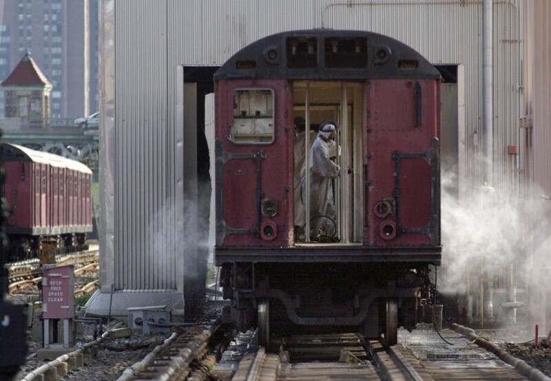Старый вагон поезда очищают паром, прежде чем он станет искусственным рифом