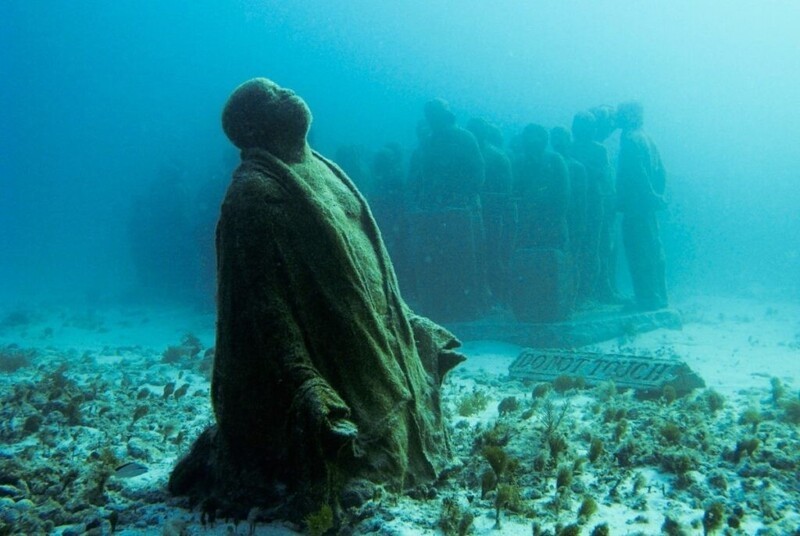 Это «Безмолвная эволюция», подводная скульптура Джейсона Де Кайреса Тейлора