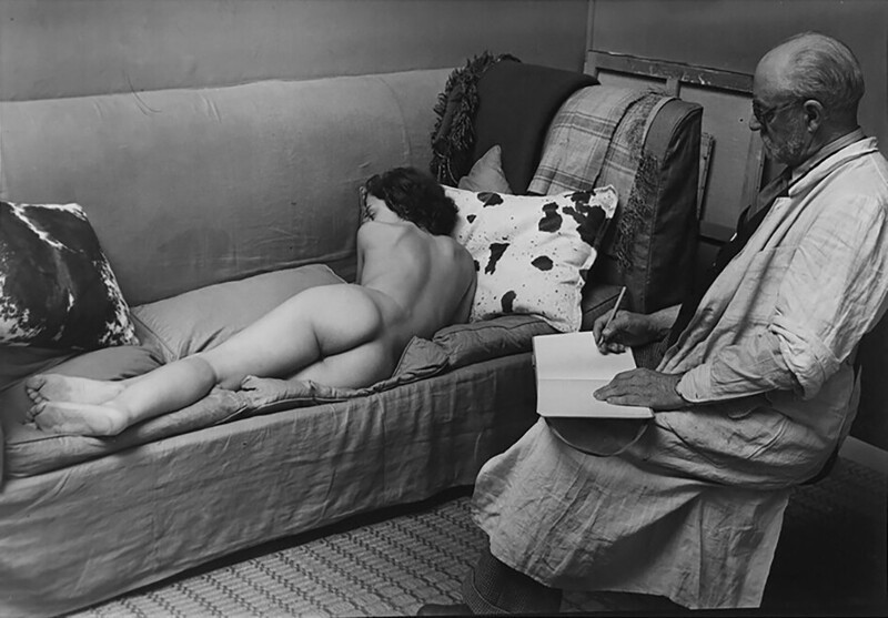Матисс рисует лежащую модель, Париж, 1939. Фотограф Брассаи