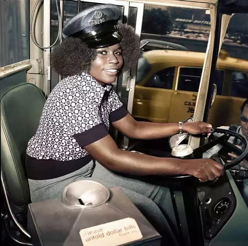 Первая женщина-водитель автобуса в управлении общественного транспорта Чикаго, 1974 год.