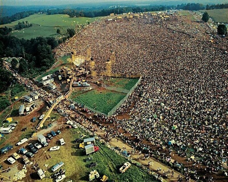 Вид с воздуха на более 400 000 человек с фестиваля Вудстоке,США 1969 год