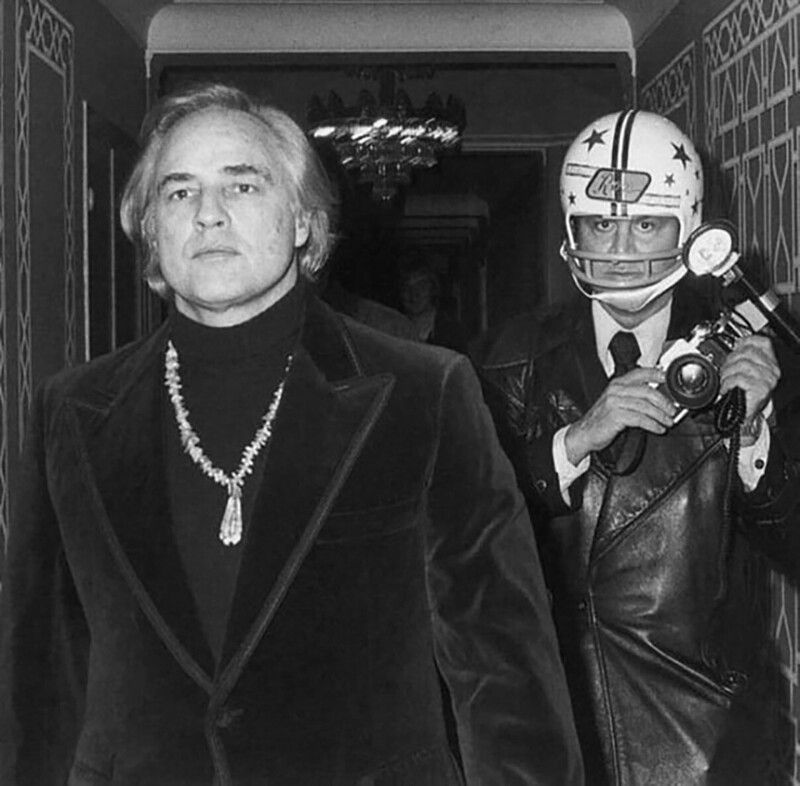 Фотограф-папарацци Рон Галелла надел бы футбольный шлем рядом с актером Марлоном Брандо после того, как Брандо однажды ударил его кулаком, сломал ему челюсть и выбил пять зубов в 1973 году
