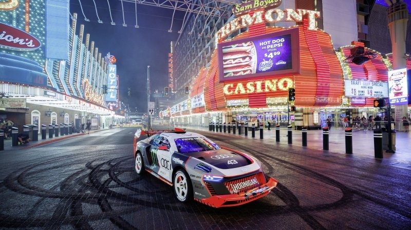 «Электрихана» Кена Блока: полностью электрический Audi плавит шины по ночному Лас-Вегасу