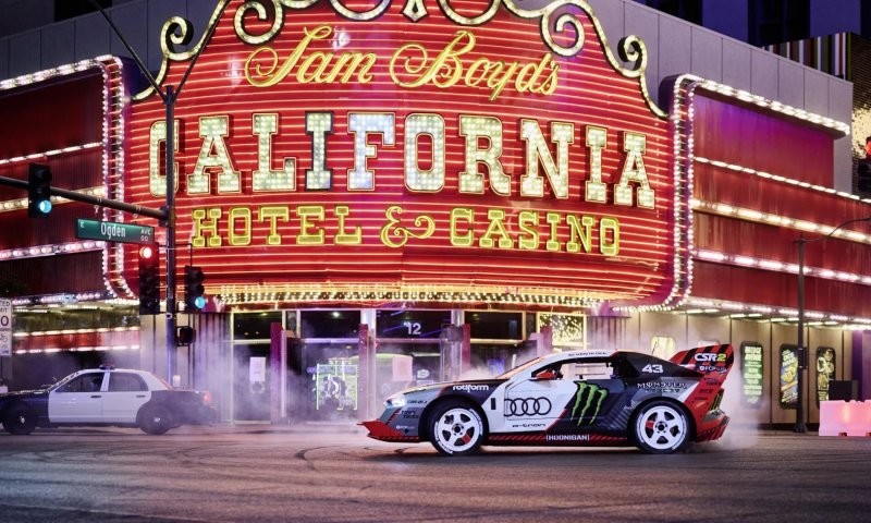 «Электрихана» Кена Блока: полностью электрический Audi плавит шины по ночному Лас-Вегасу
