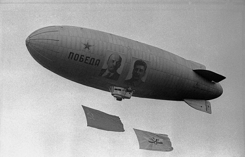 Полет дирижабля «Победа» в День авиации над Центральным аэродромом в Тушине, 1946 год