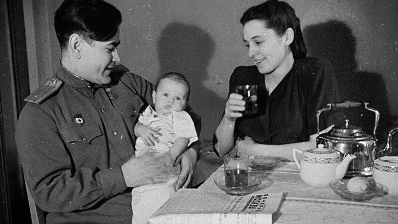Алексей Маресьев с женой Галиной и сыном Виктором
