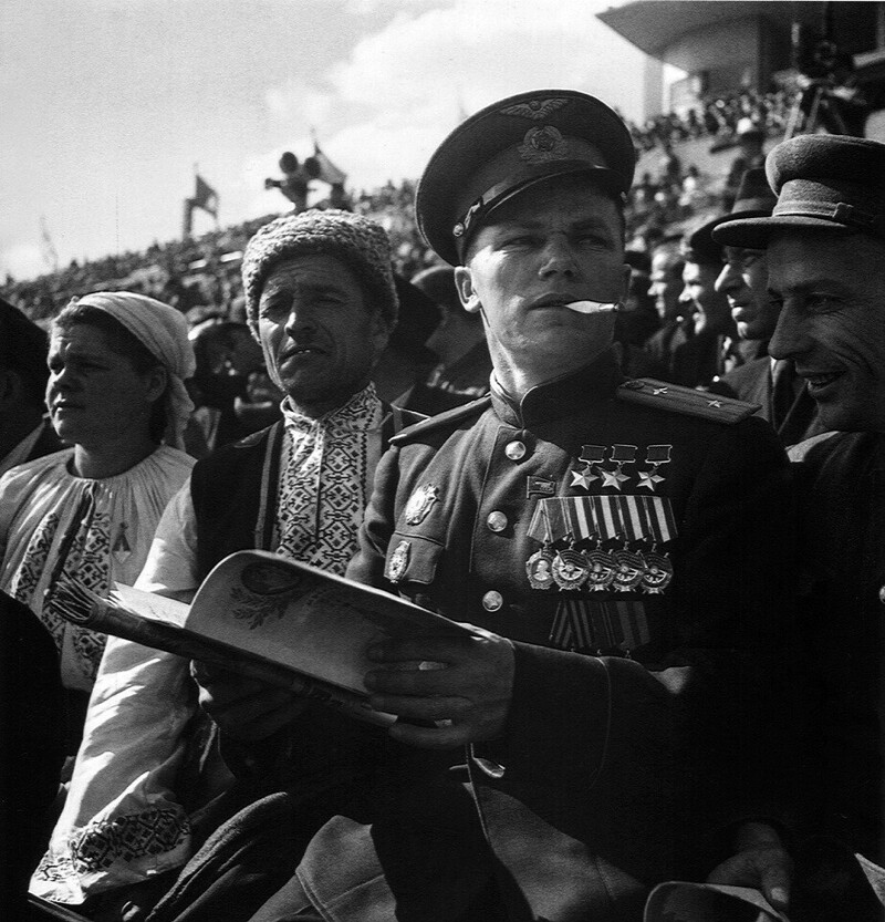 Трижды Герой Советского Союза майор И.Н. Кожедуб на стадионе «Динамо» в Москве, 1946 год