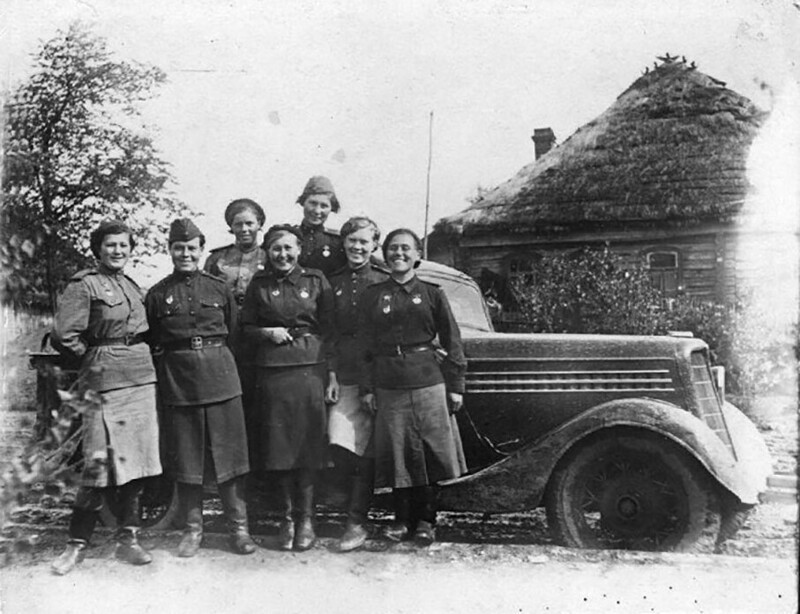 Женщины - военврачи и санинструкторы 22-й гвардейской стрелковой дивизии после конференции в д. Замушки близ г. Ржева. Июнь 1943 год