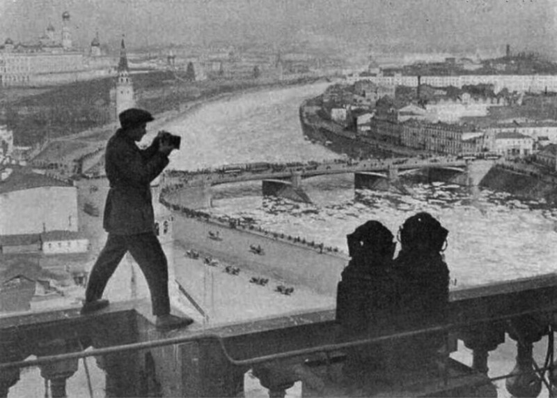 Фоторепортер на съемке ледохода на Москве-реке, 1927 год