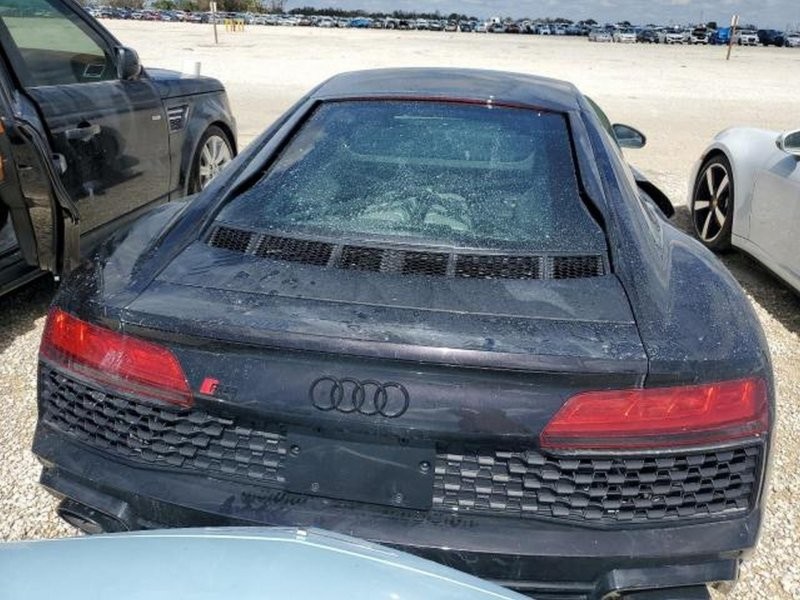 Audi R8, ставший жертвой урагана во Флориде, продают с большой скидкой