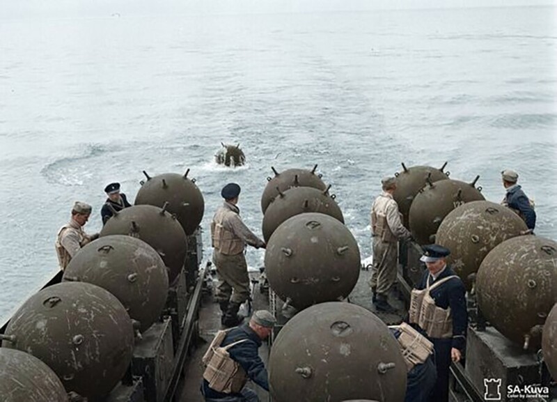 Финские моряки минируют Финский залив. Вторая мировая война. 18 мая 1942 год