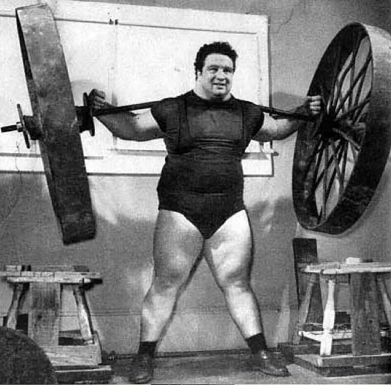 Тяжелоатлет Пол Андерсон поднимает с опор рекордный вес в 2840 кг, 1957 год