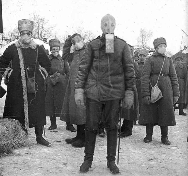 Русские солдаты на полевых испытаниях противогаза, 1916 год