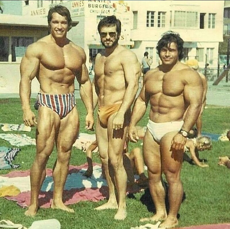 Арнольд Шварценеггер и два его партнера по тренировкам на пляже Венис-Бич, начало 70-х