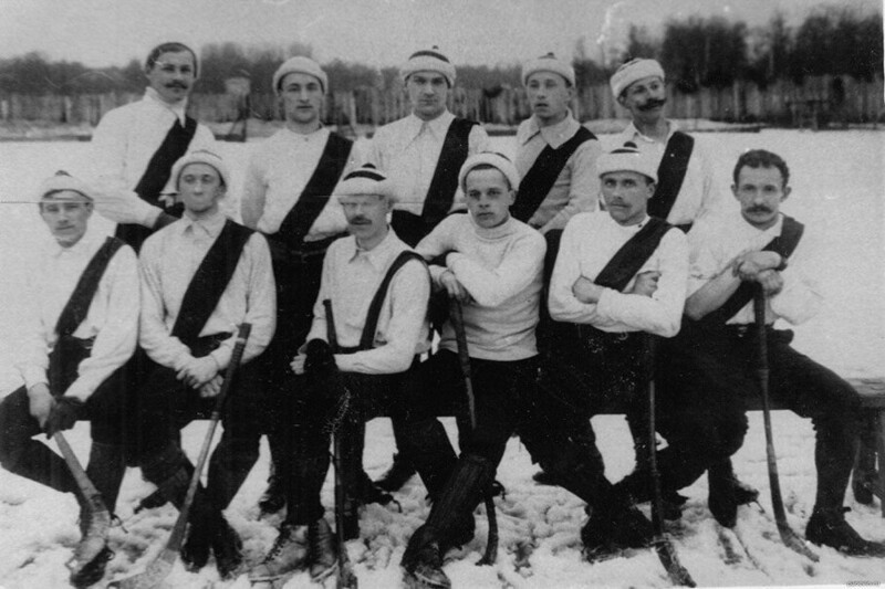 В 1899 г. в Петербурге на льду Невы состоялся 1-ый в России международный хоккейный матч с англичанами. Счёт 4-4