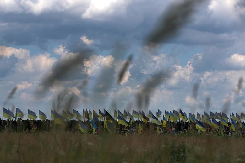 Кладбище украинских солдат с флагами фото картинки