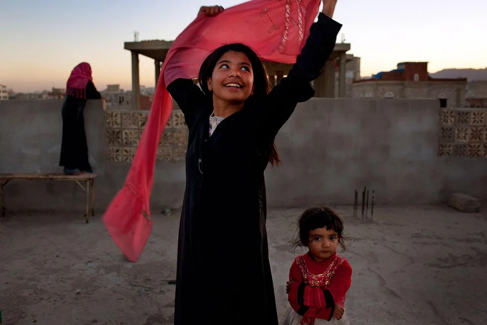 "10-летняя йеменская девочка улыбается после развода со своим взрослым мужем"